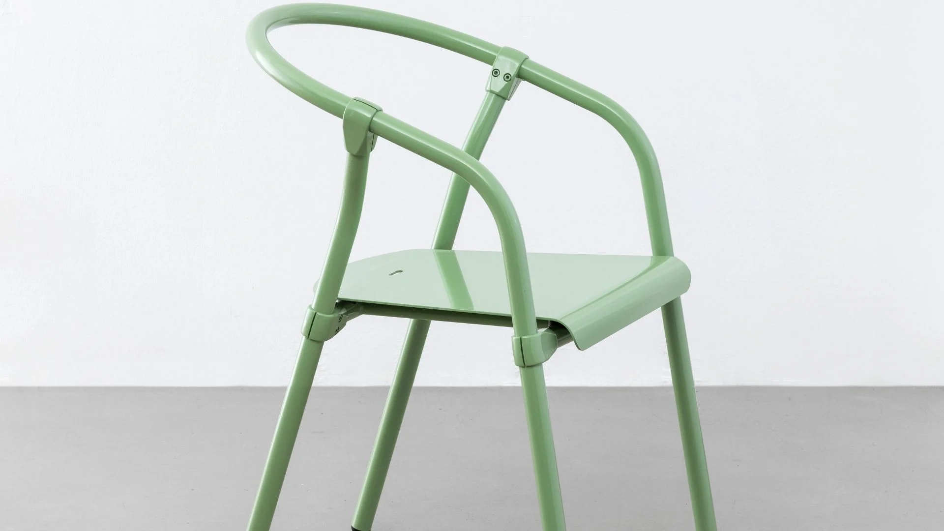 An exceptional seat described for its basic yet smart rounded development