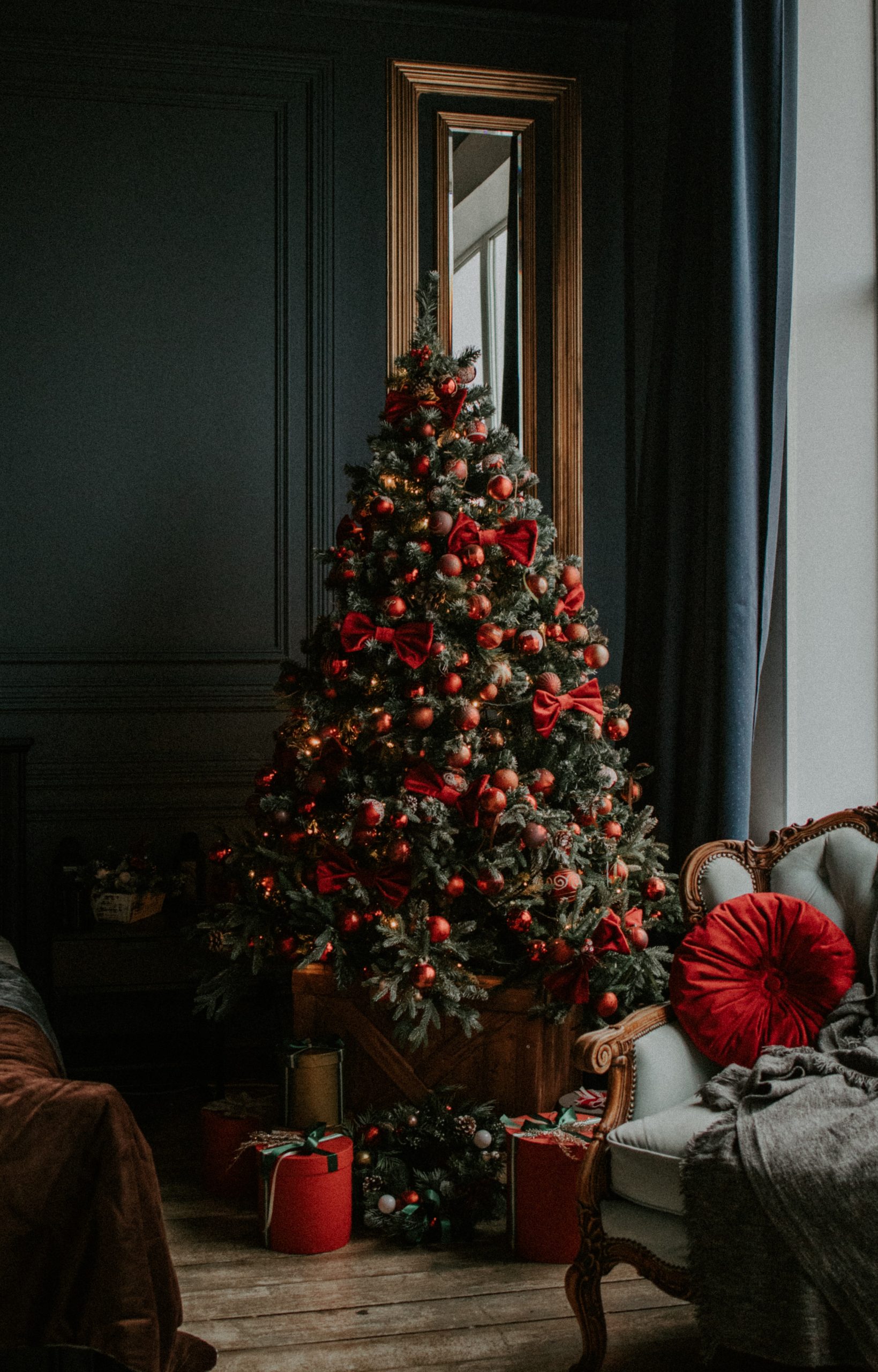 How to decorate you Christmas tree in Christmas Festival day to show you fashion taste and personal style